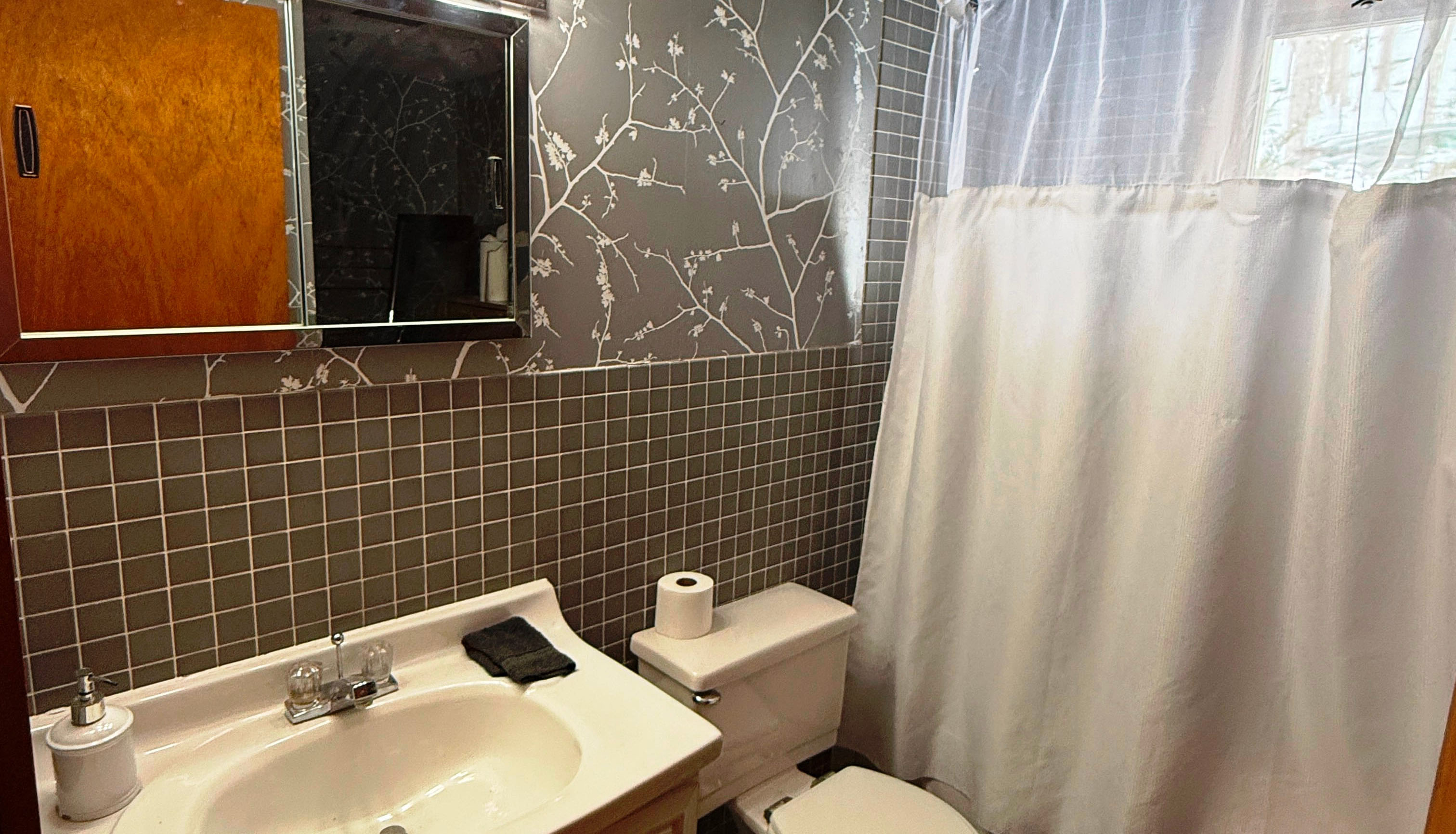 Full Bathroom. En Suite. Tub/Shower.