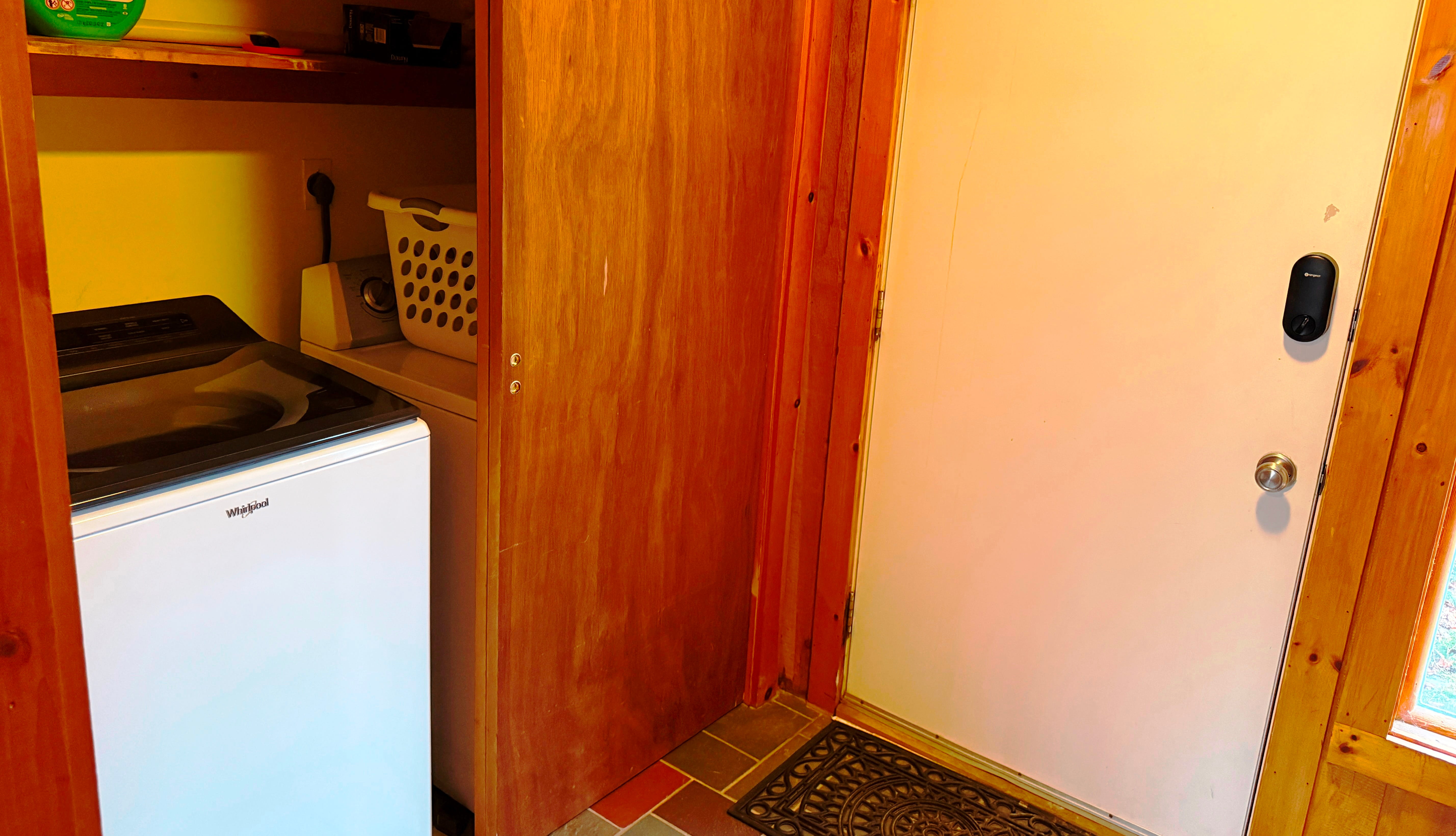Full Size Washer (in entryway)