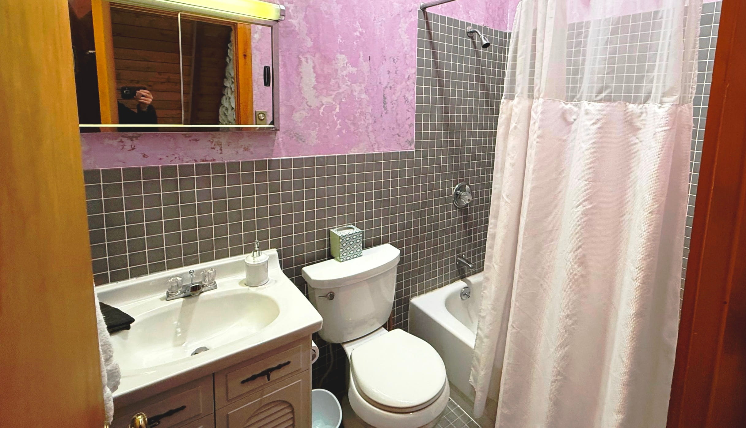 Full Bathroom. Tub/shower. Upstairs.